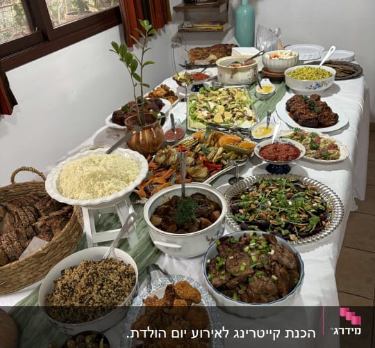 שולחן ערוך עם מגוון מנות אוכל, סלטים ותבשילים
